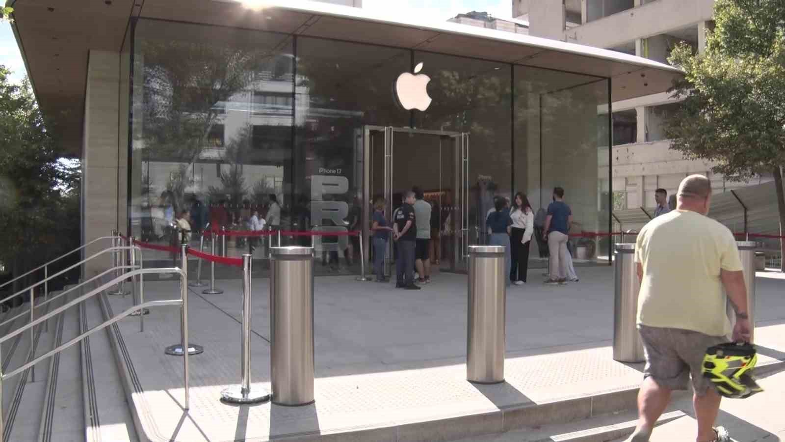 Yeni iPhone 17 Türkiye’de ilgi görmedi, mağaza önleri boş kaldı