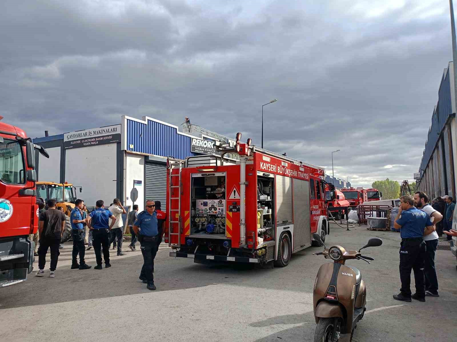 Kayseri&rsquo;de mobilya at&ouml;lyesinde korkutan yangın
