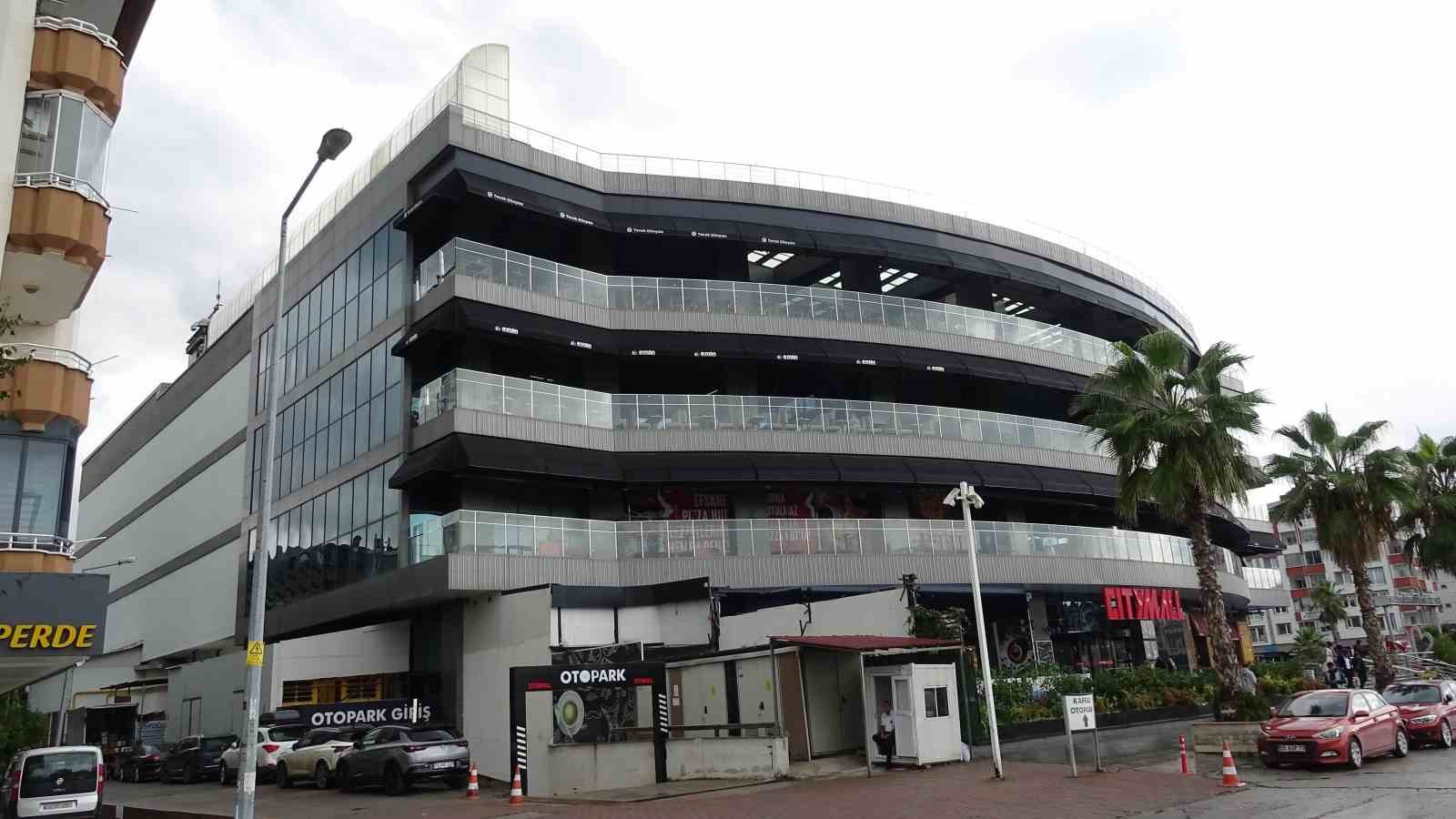 Ruhsatı iptal edilen AVM’de iş yerlerine kapanış tebligatı