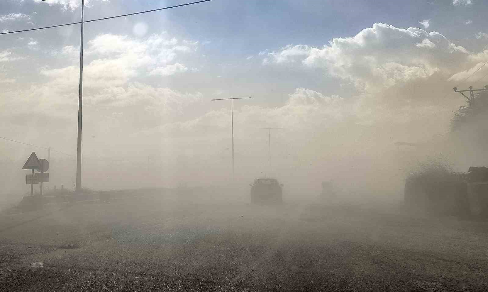 Adilcevaz’da toz bulutu etkili oldu