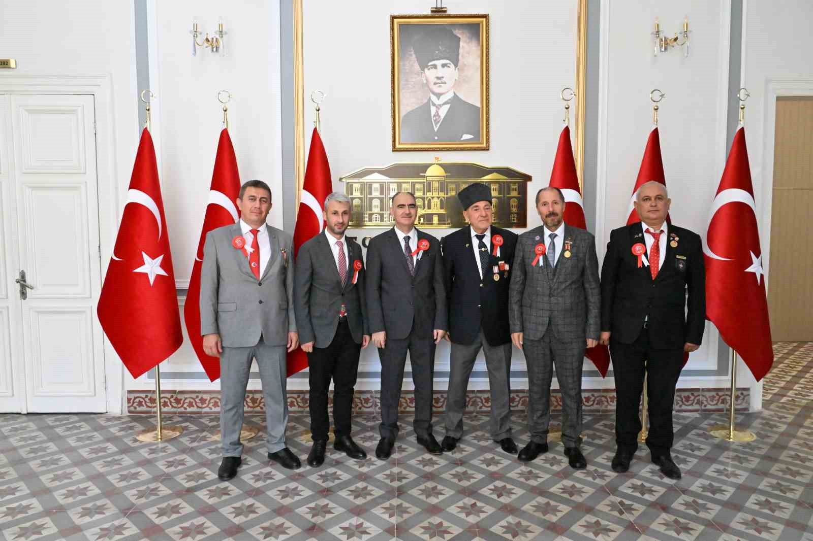 Vali &Ouml;zkan gazileri makamında ağırladı
