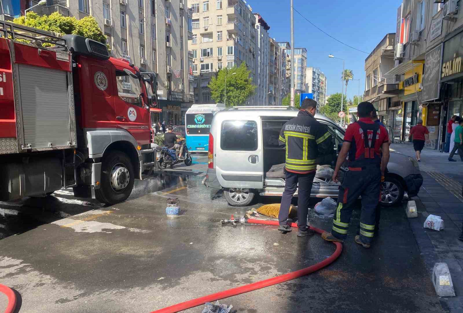 Esnafın zamanında m&uuml;dahalesi aracın yanmasını &ouml;nledi
