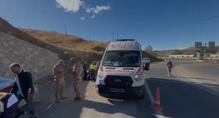 Elazığ’da otomobil durağa daldı: 1’i ağır 6 yaralı