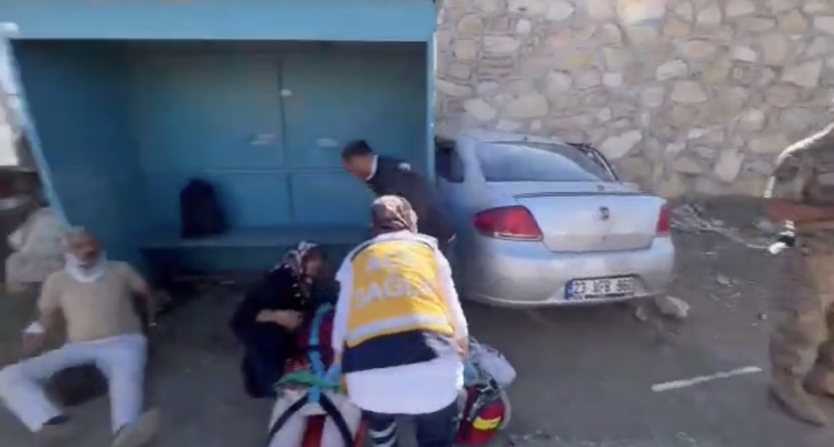Elazığ&rsquo;da otomobil durağa daldı: 1&rsquo;i ağır 6 yaralı
