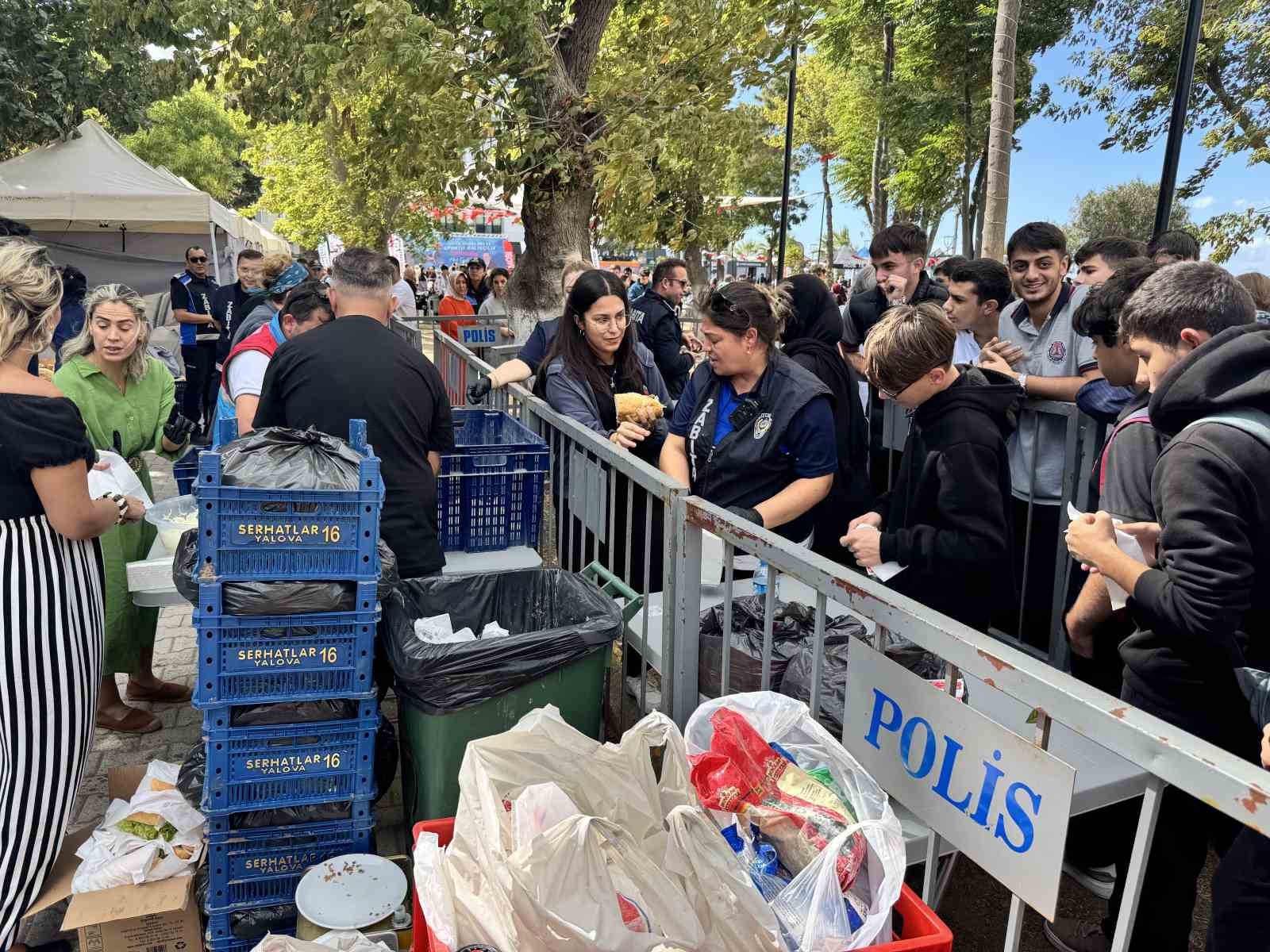 Avladığı orkinosları d&uuml;zenlediği festivalle &ccedil;ocuklara ikram etti

