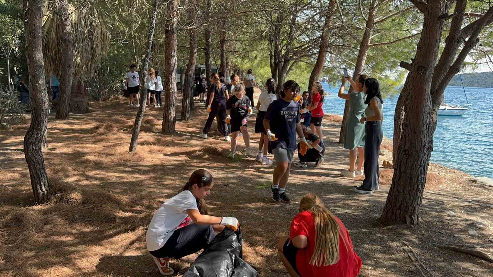 Marmaris’te öğrenciler karadan, polis dalgıçlar denizden temizlik yaptı