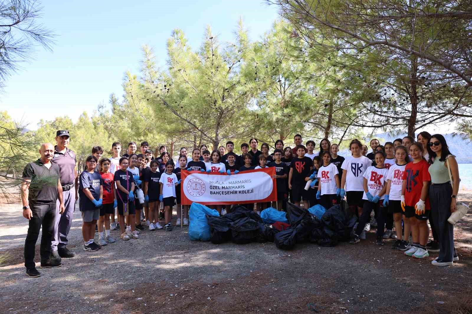 Marmaris’te öğrenciler karadan, polis dalgıçlar denizden temizlik yaptı