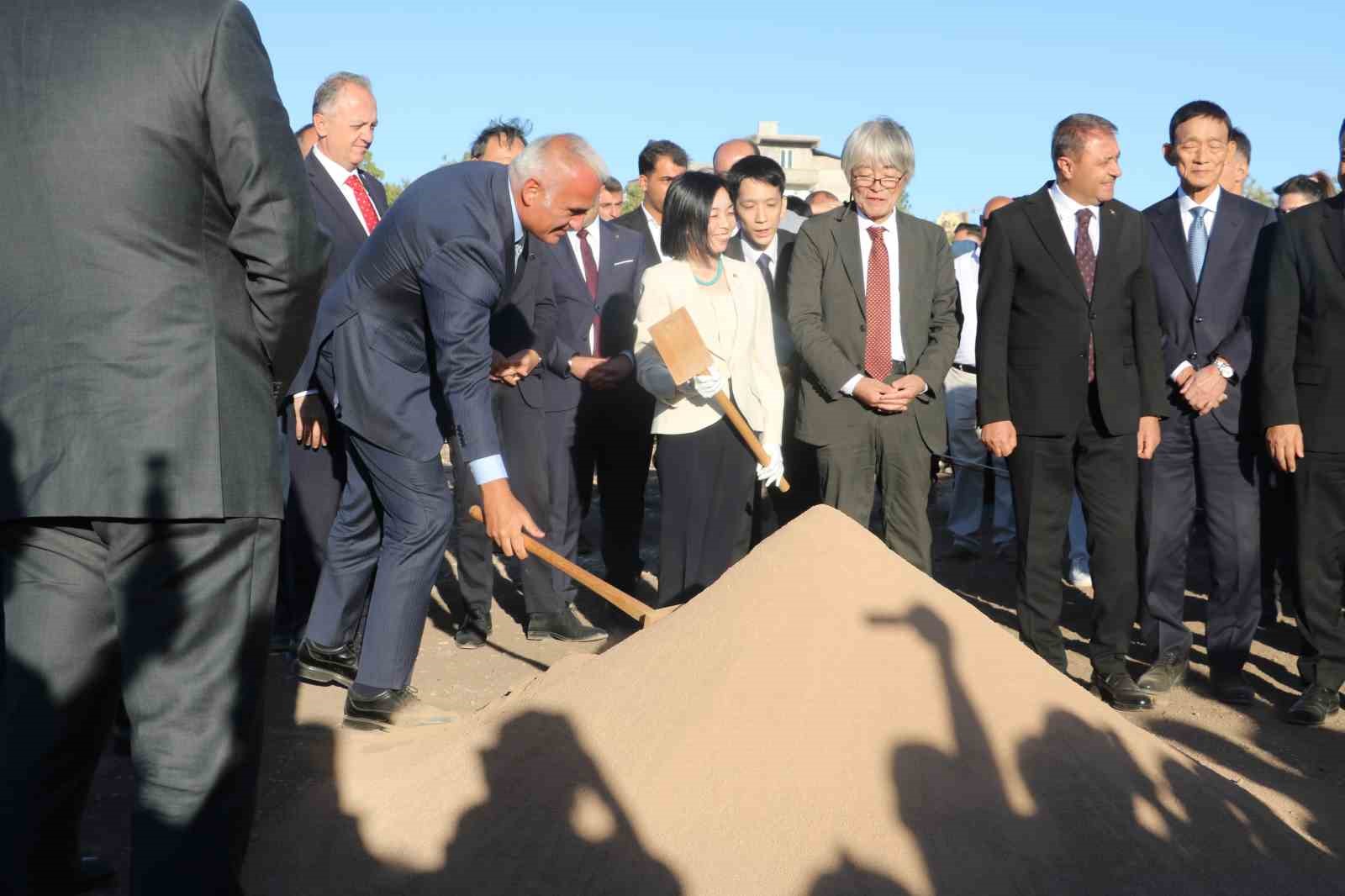 Ayanlar H&ouml;y&uuml;k&rsquo;te kazı &ccedil;alışmaları başladı: İlk kazmayı Japon Altes Prensesi Akiko Mikasa vurdu
