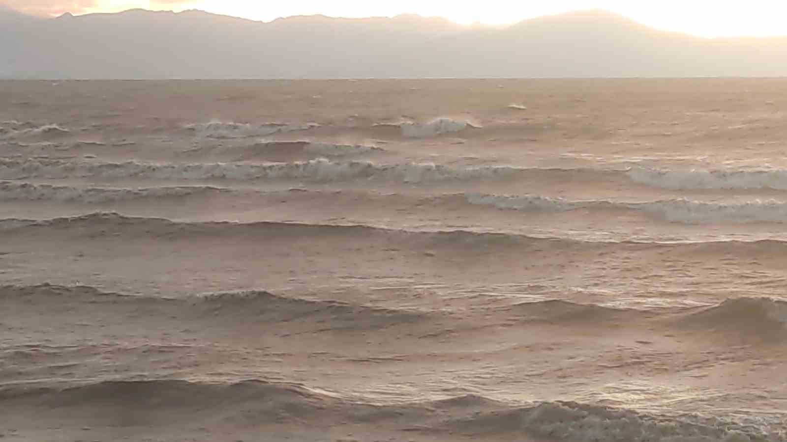 Van G&ouml;l&uuml;&rsquo;nde dalgalar coştu
