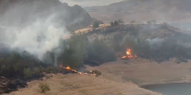 Elazığ&rsquo;da kırsal alan yangını
