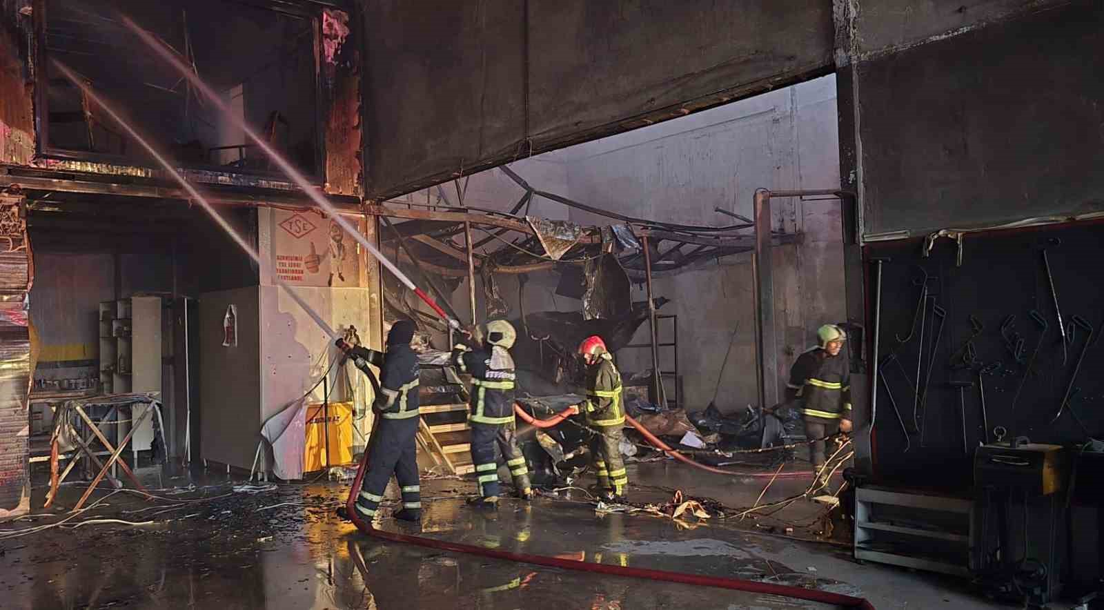 Şanlıurfa’da iş yeri yangını: 8 araçla müdahale edildi