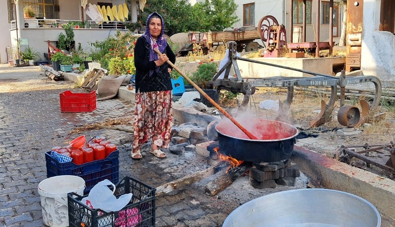 Kışlık salçalar kaynamaya başladı