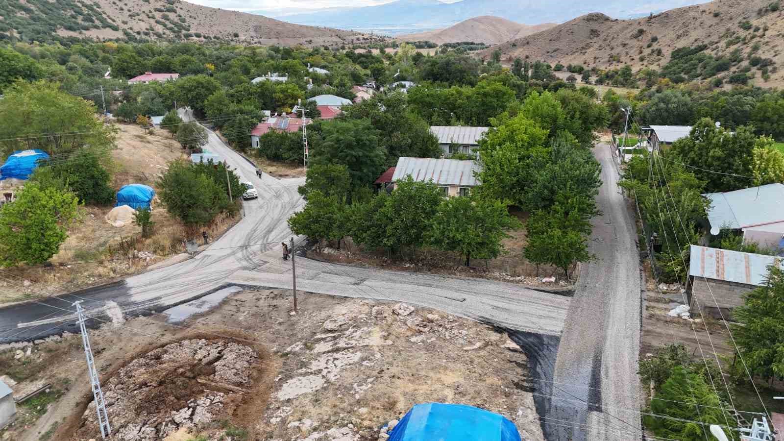 Kış &ouml;ncesi k&ouml;y yolları asfalta kavuştu
