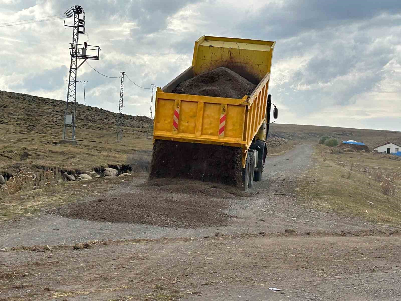 Susuz’da köy yollarının yapımı sürüyor