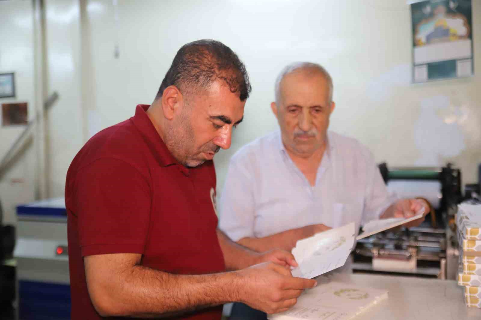 M&uuml;rekkep kokusu ve baskı makineleri arasında ge&ccedil;en bir &ouml;m&uuml;r
