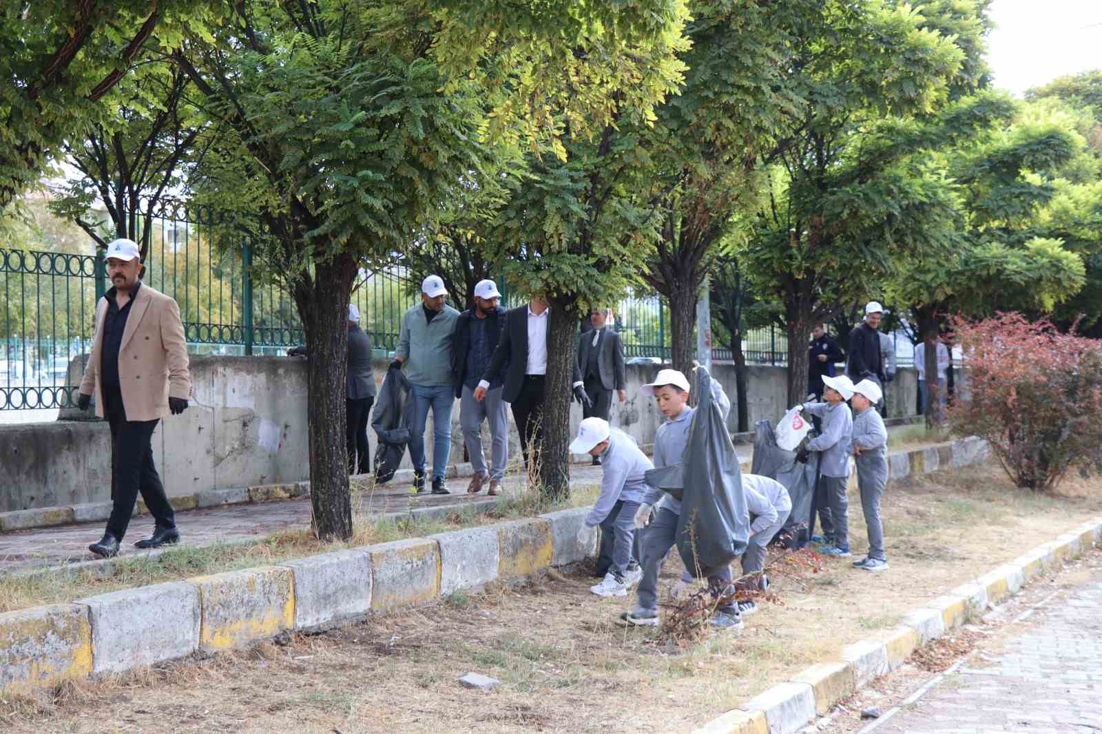 İl&ccedil;ede seferberlik başlattılar, &ccedil;&ouml;pleri topladılar
