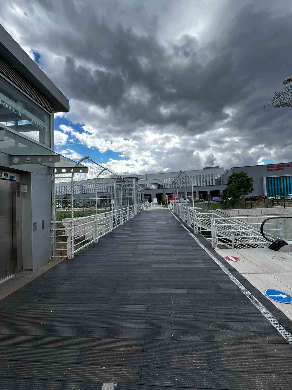 Şehir hastanesi üst geçidinde zemin tadilatı yapıldı