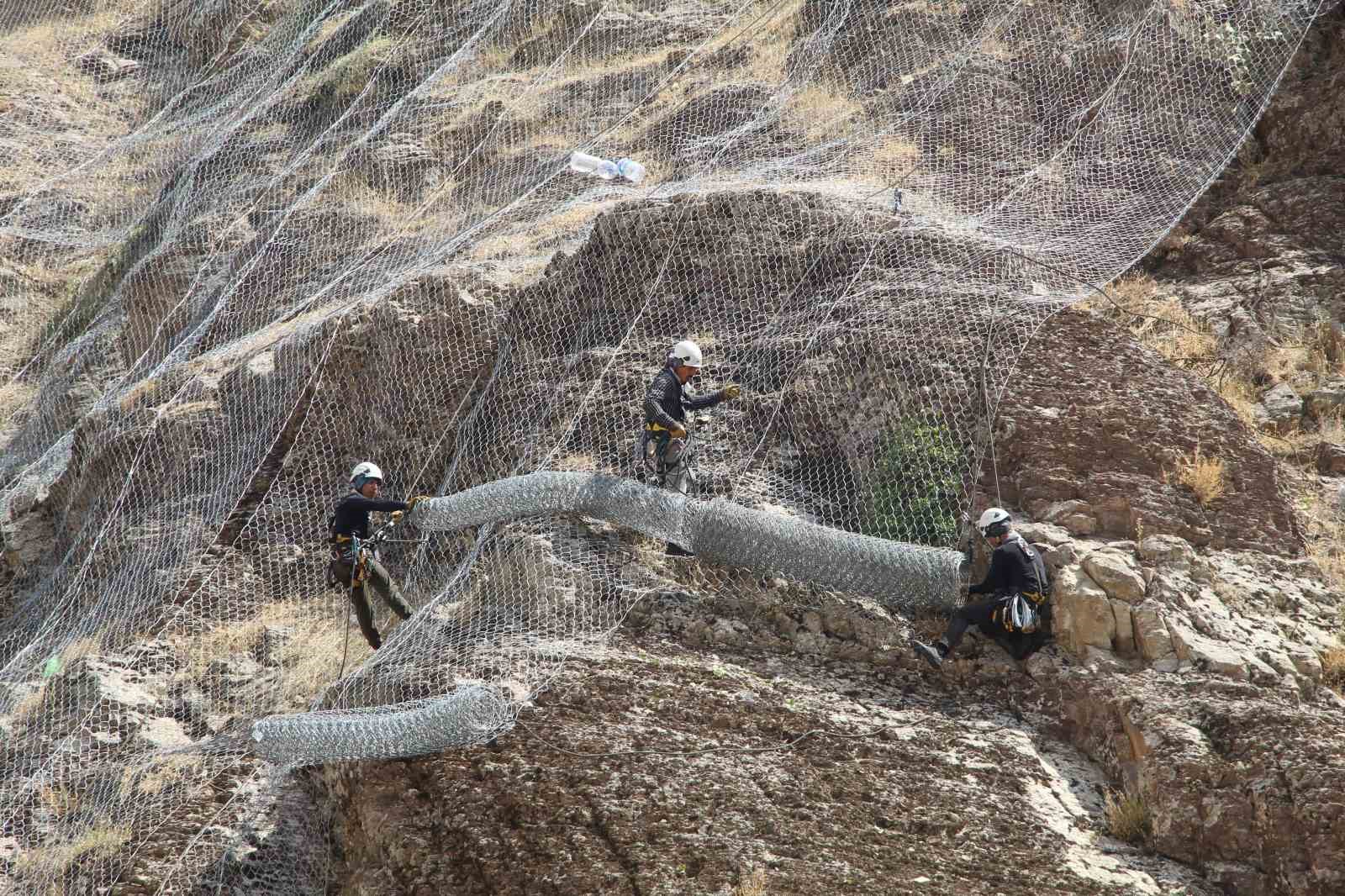 Şırnak’ta kaya düşmelerine karşı 15 bin metrekarelik çelik ağ ve sensörlü bariyer sistemli önlem