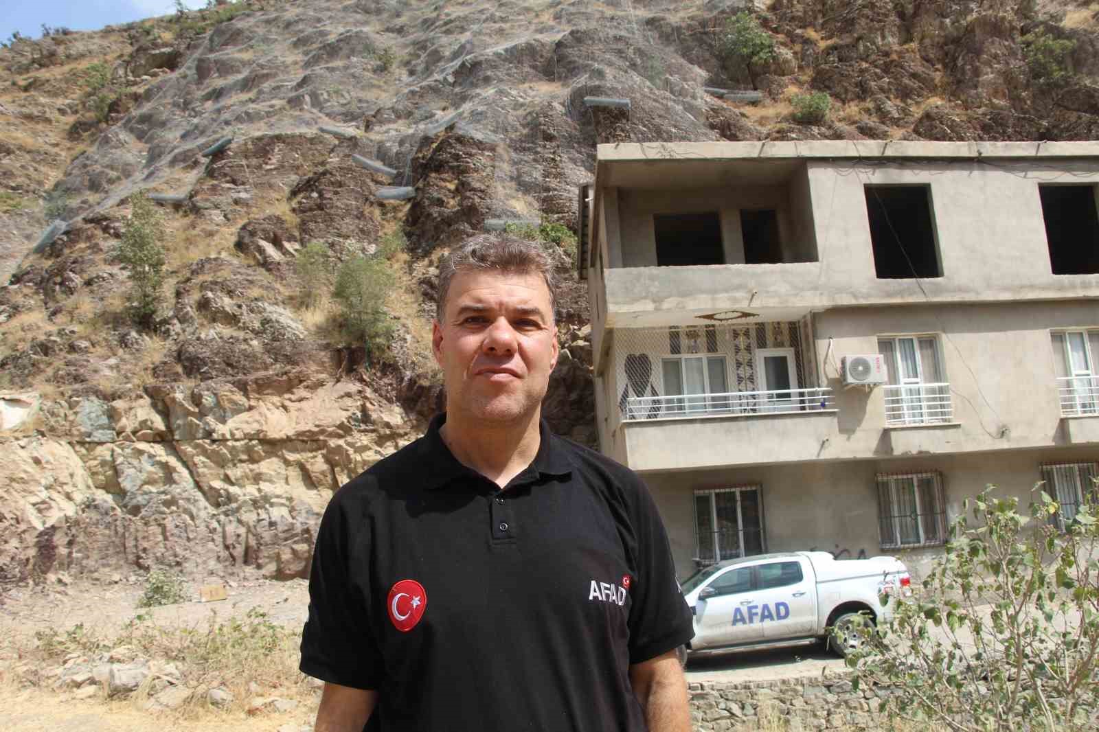 Şırnak&rsquo;ta kaya d&uuml;şmelerine karşı 15 bin metrekarelik &ccedil;elik ağ ve sens&ouml;rl&uuml; bariyer sistemli &ouml;nlem
