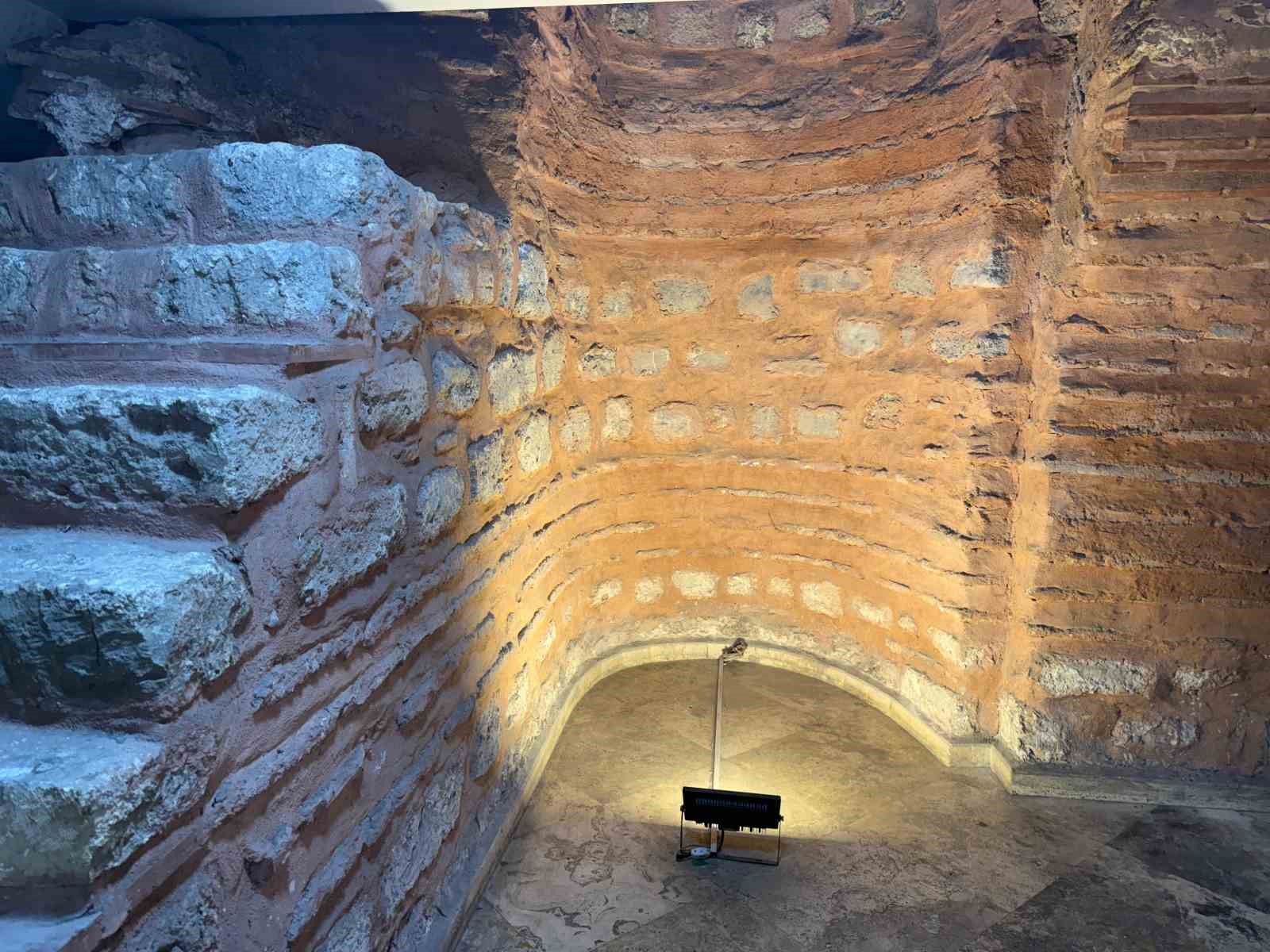 Sirkeci’de bir iş hanının altındaki 900 yıllık Roma Kilisesi kalıntısı sergileniyor