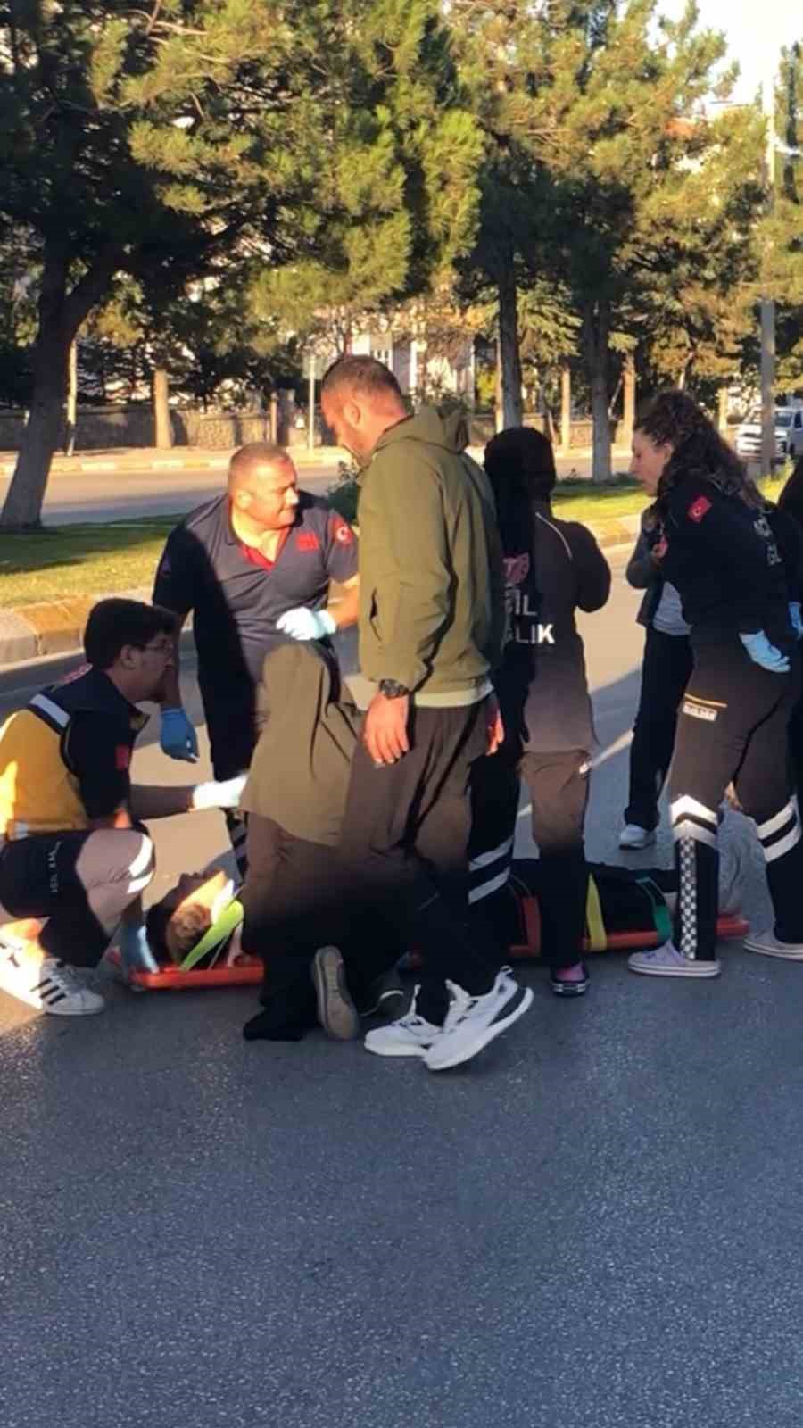 Kaza sonrası motosikletiyle yola savrulan gen&ccedil; kız g&ouml;zyaşlarıyla hastaneye g&ouml;t&uuml;r&uuml;ld&uuml;
