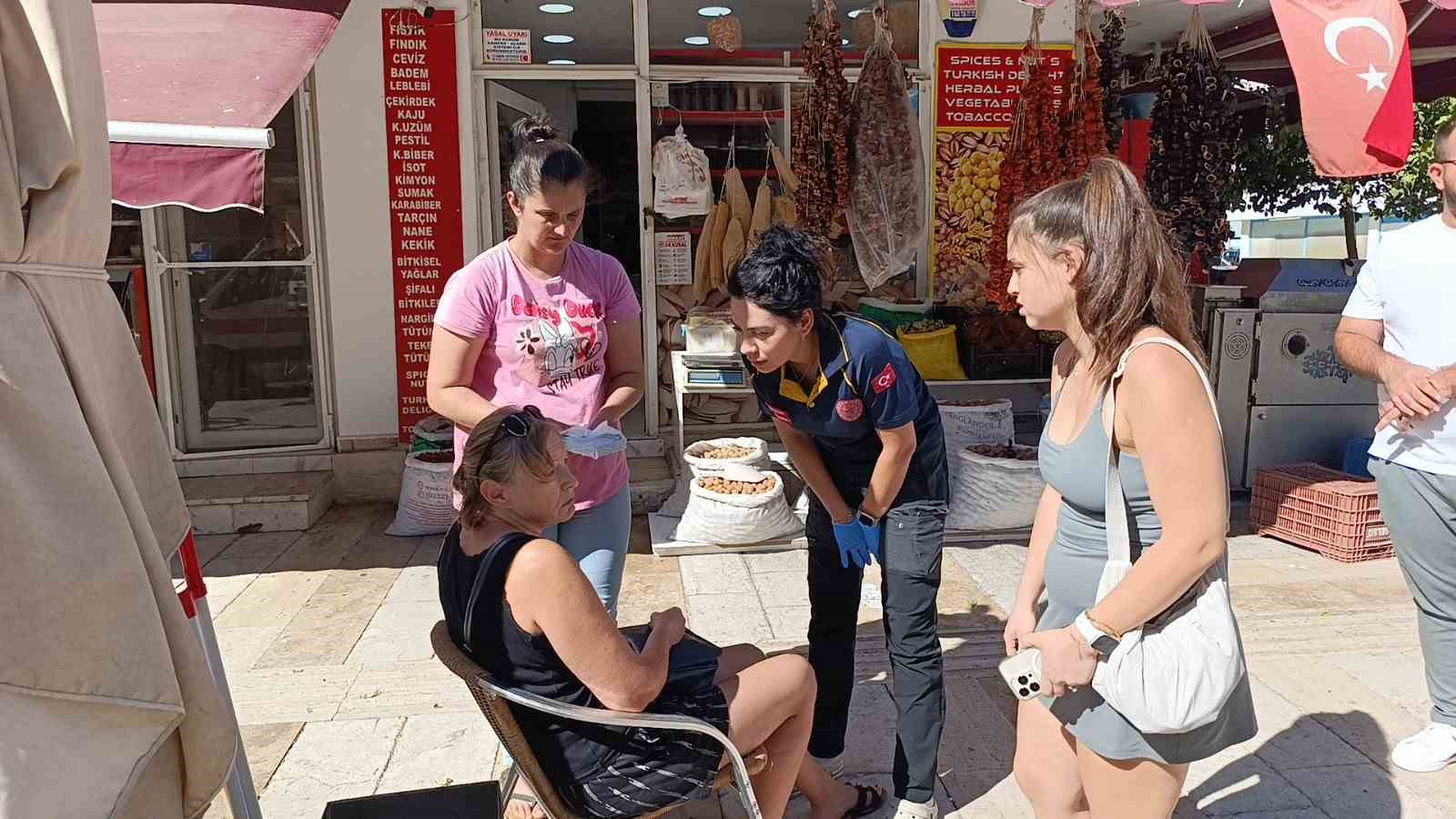 Gen&ccedil; s&uuml;r&uuml;c&uuml;, yaya ge&ccedil;idinde &ccedil;arptığı kadının bir an olsun yanından ayrılmadı
