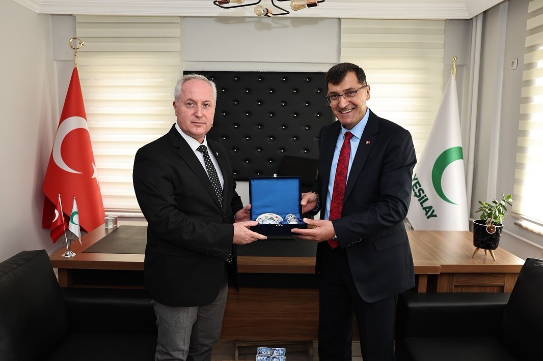 Başkan Ey&uuml;p Kahveci&rsquo;den Yeşilay&rsquo;a destek ziyareti
