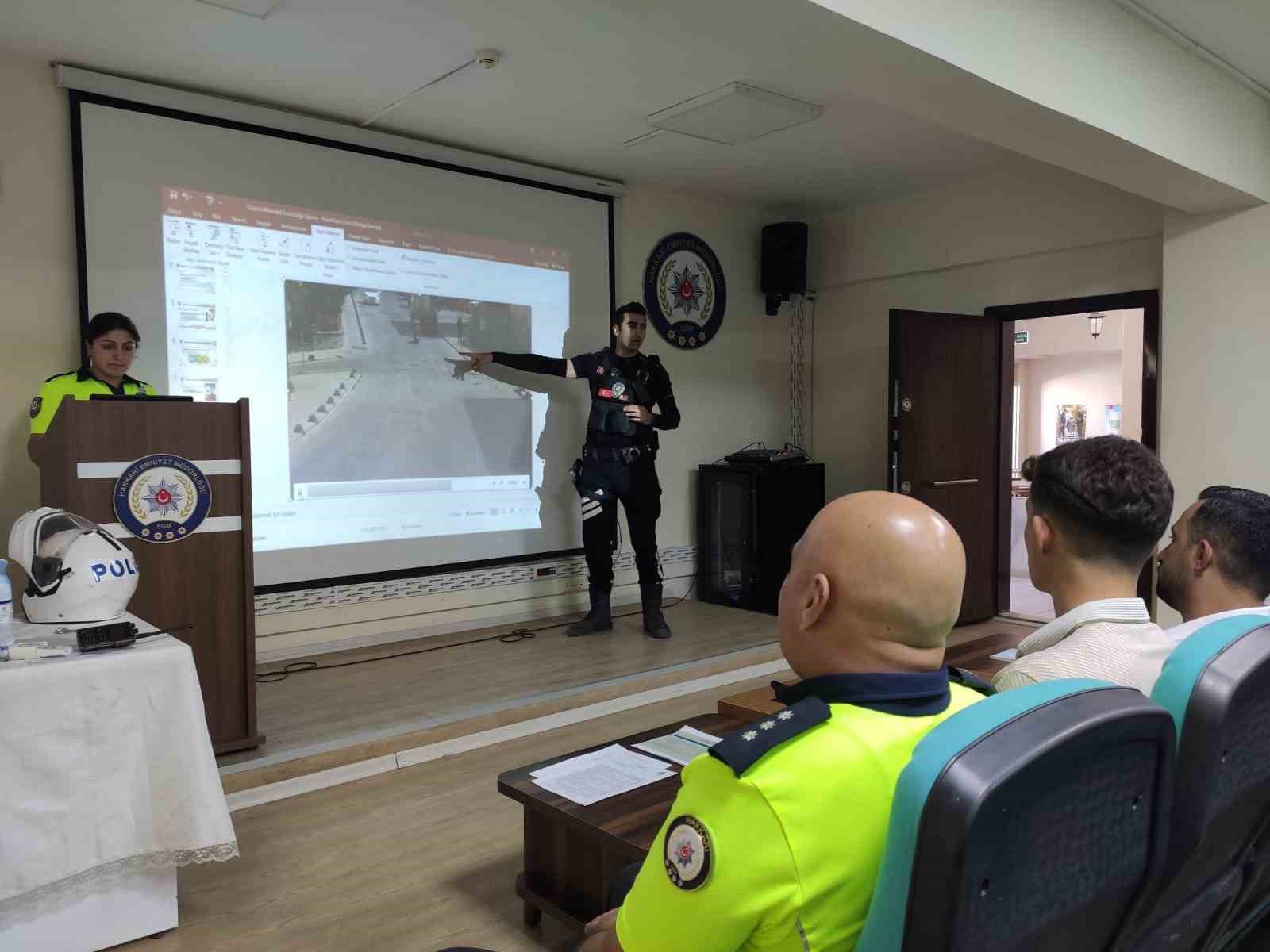 Hakkari polisinden motosiklet kullanıcılarına g&uuml;venli s&uuml;r&uuml;ş eğitimi
