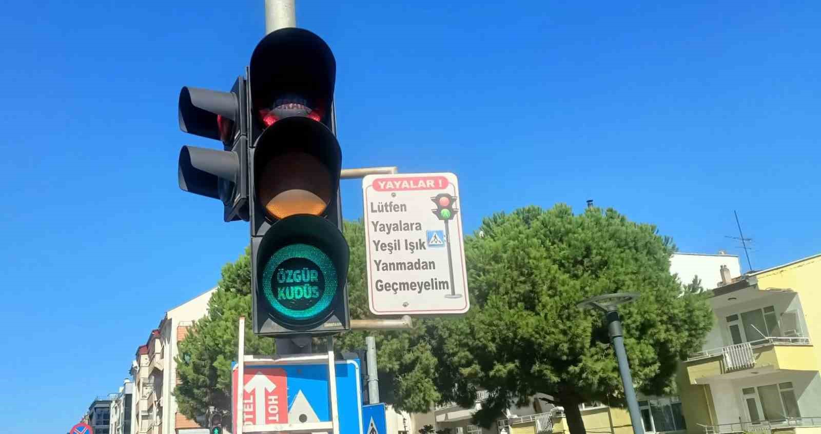 Samsun&rsquo;un trafik lambaları &lsquo;&Ouml;zg&uuml;r Filistin&rsquo; diye yanıyor
