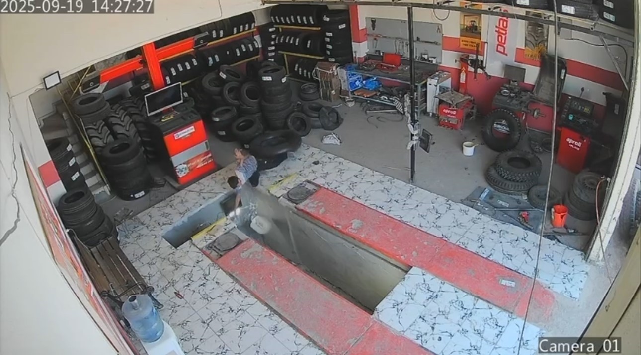 Mardin’de oto lastikçide çocuğun çukura düşme anı güvenlik kamerasına yansıdı