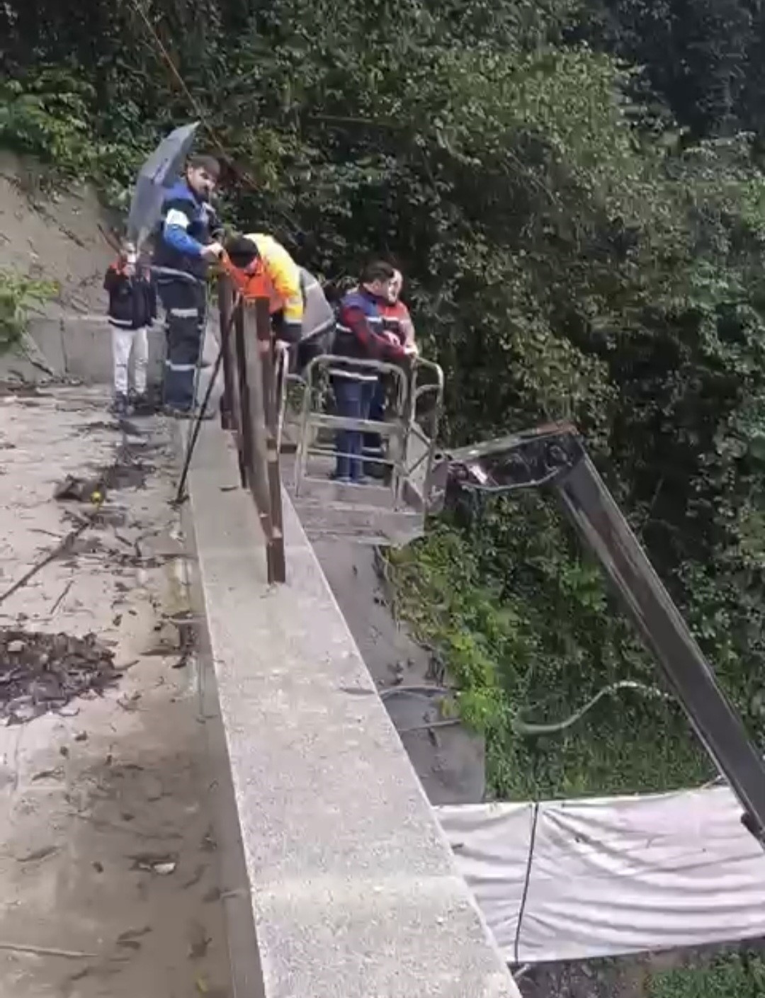 Sel ve heyelan nedeniyle Çamlıhemşin Tüneli inşaatında mahsur kalan işçiler kurtarıldı