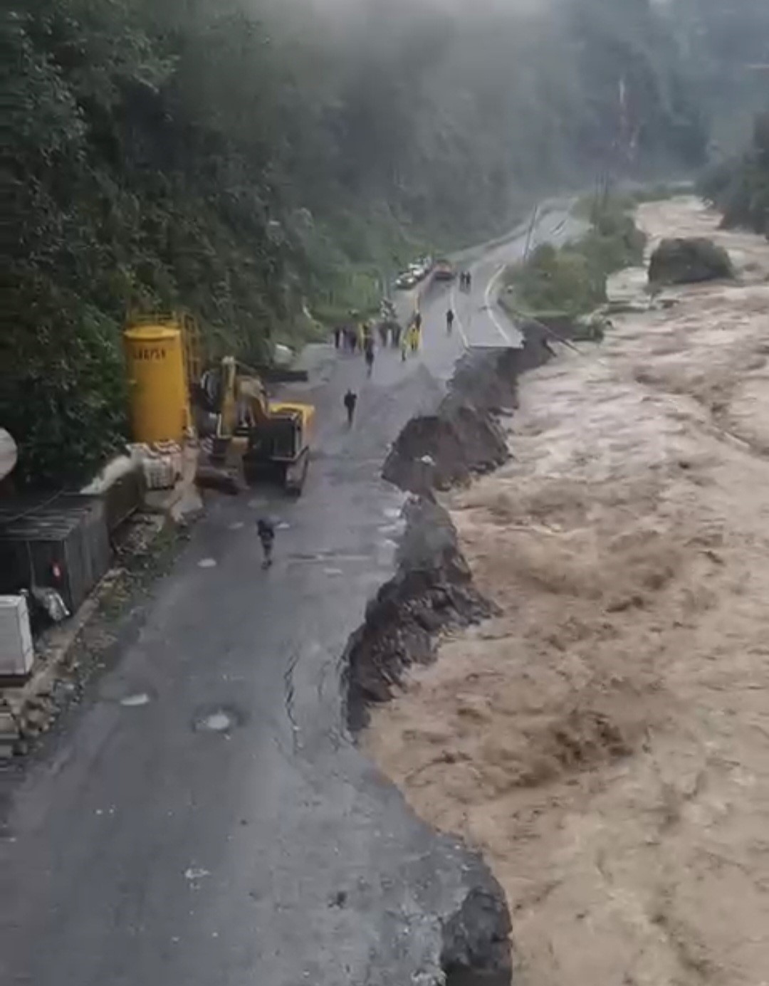 Sel ve heyelan nedeniyle Çamlıhemşin Tüneli inşaatında mahsur kalan işçiler kurtarıldı