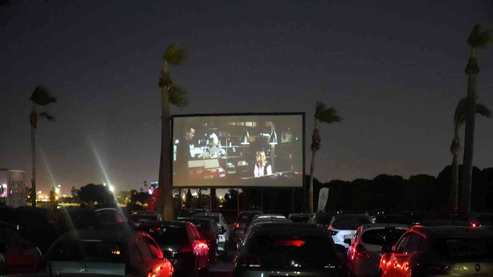 İzmir&rsquo;de arabada film keyfi
