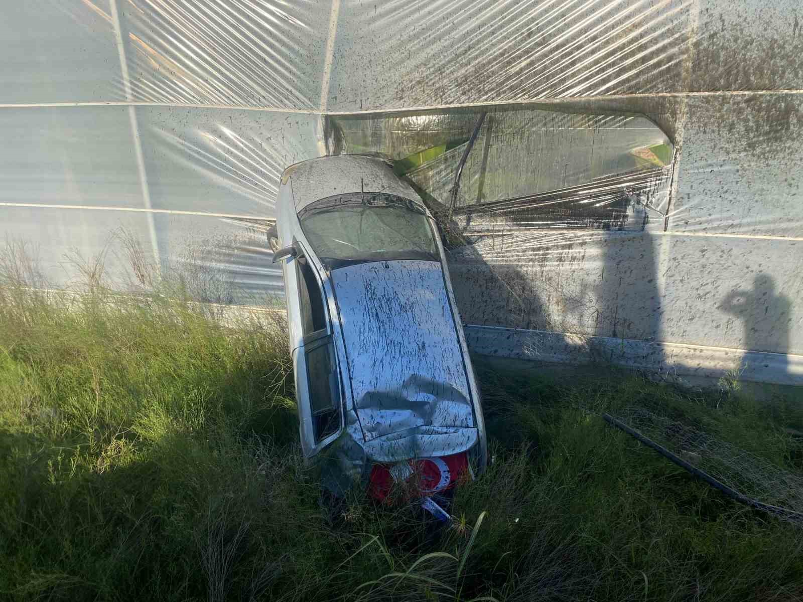 Antalya’da kontrolden çıkan otomobil muz serasına girdi: 1 yaralı