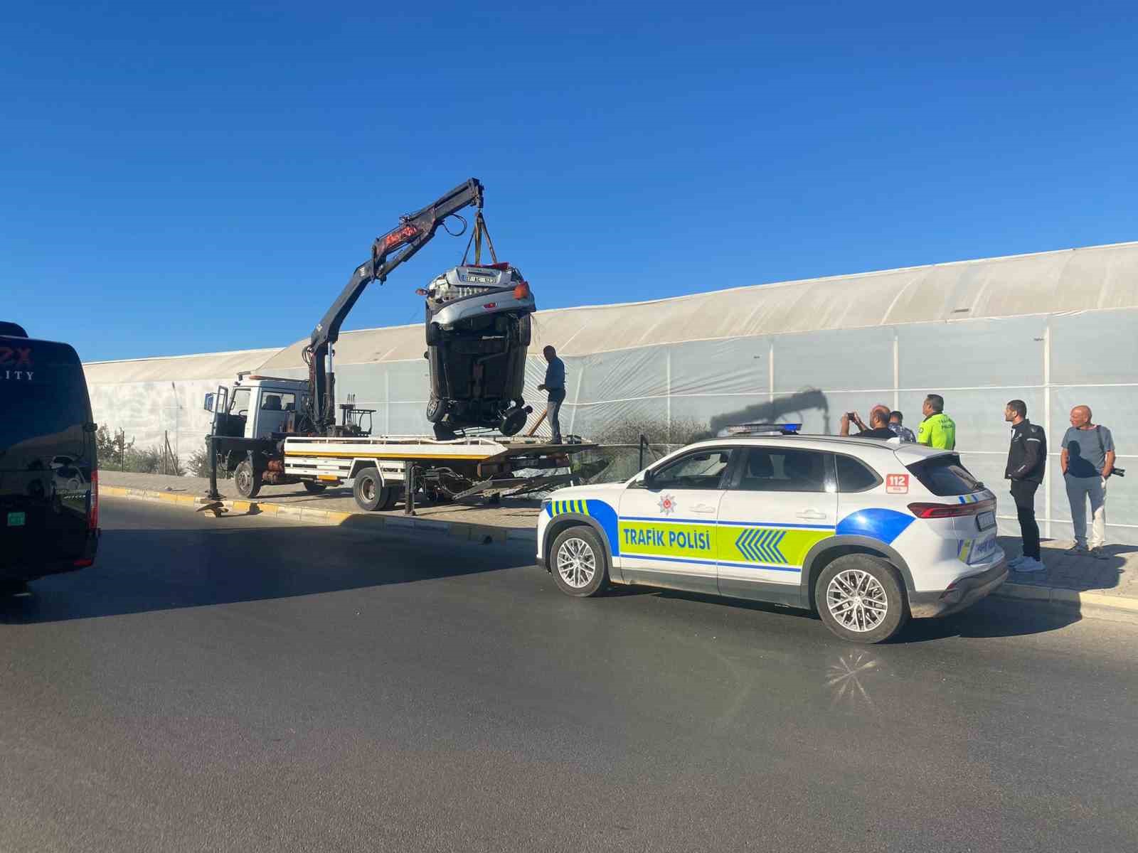 Antalya&rsquo;da kontrolden &ccedil;ıkan otomobil muz serasına girdi: 1 yaralı
