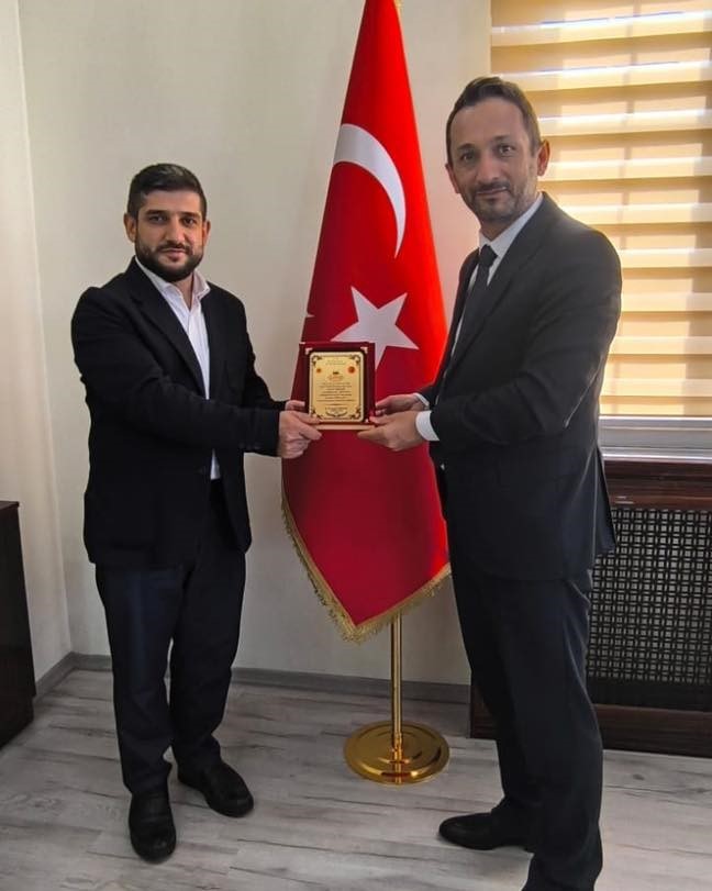 Başarılı hocalara teşekkür plaketi