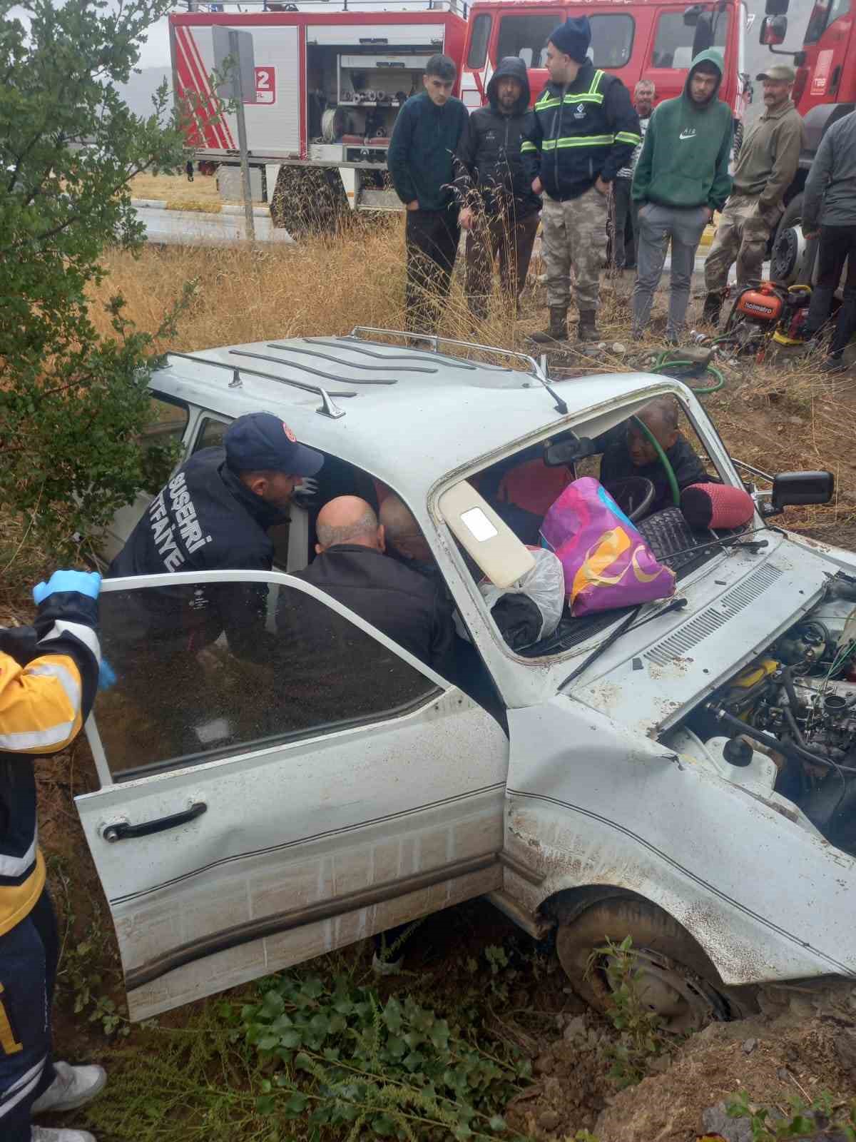 Yoldan &ccedil;ıkan ara&ccedil; kaza yaptı iki kişi yaralandı
