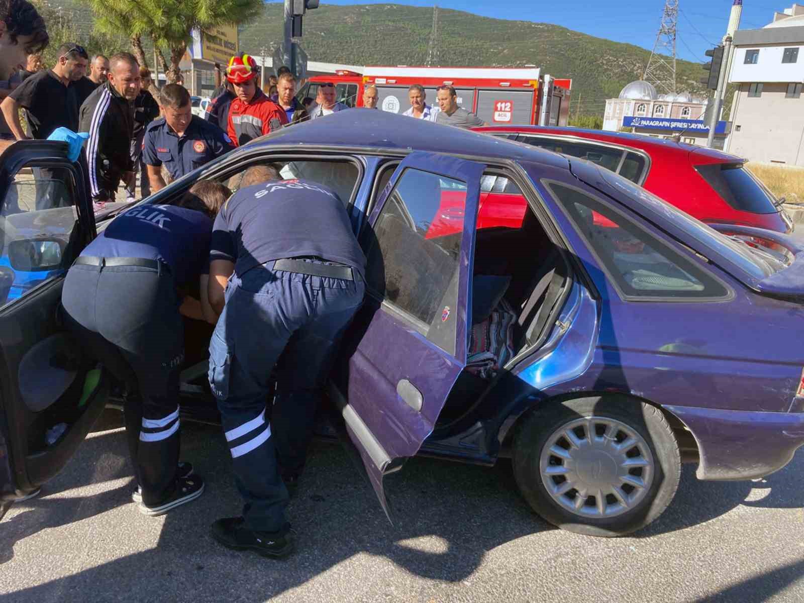 Trafik ışıkları arızalandı, araçlar birbirine girdi
