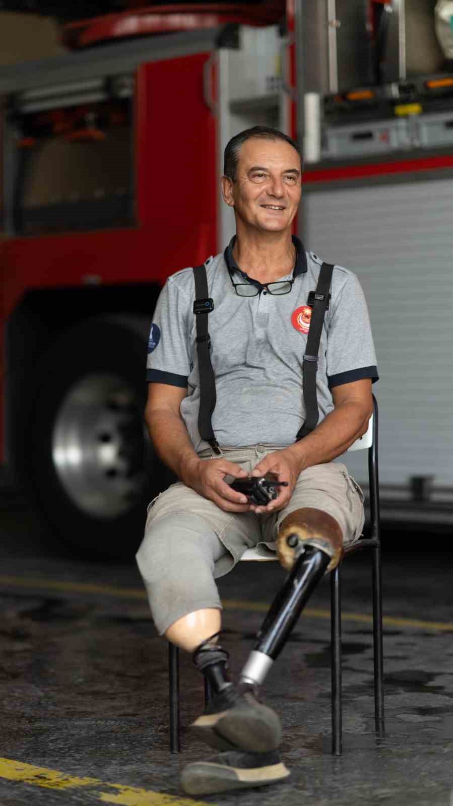 Engelli itfaiyeci çok sevdiği mesleğinden hiç kopmadı