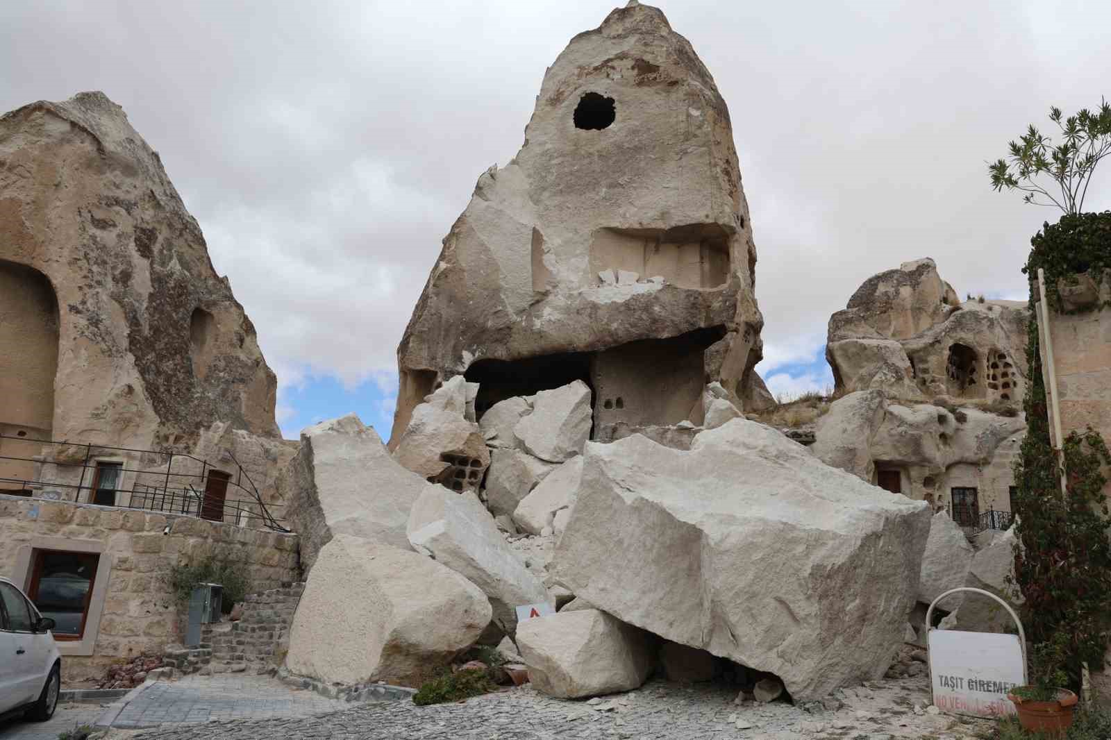 Kapadokya’da peribacası yıkıldı
