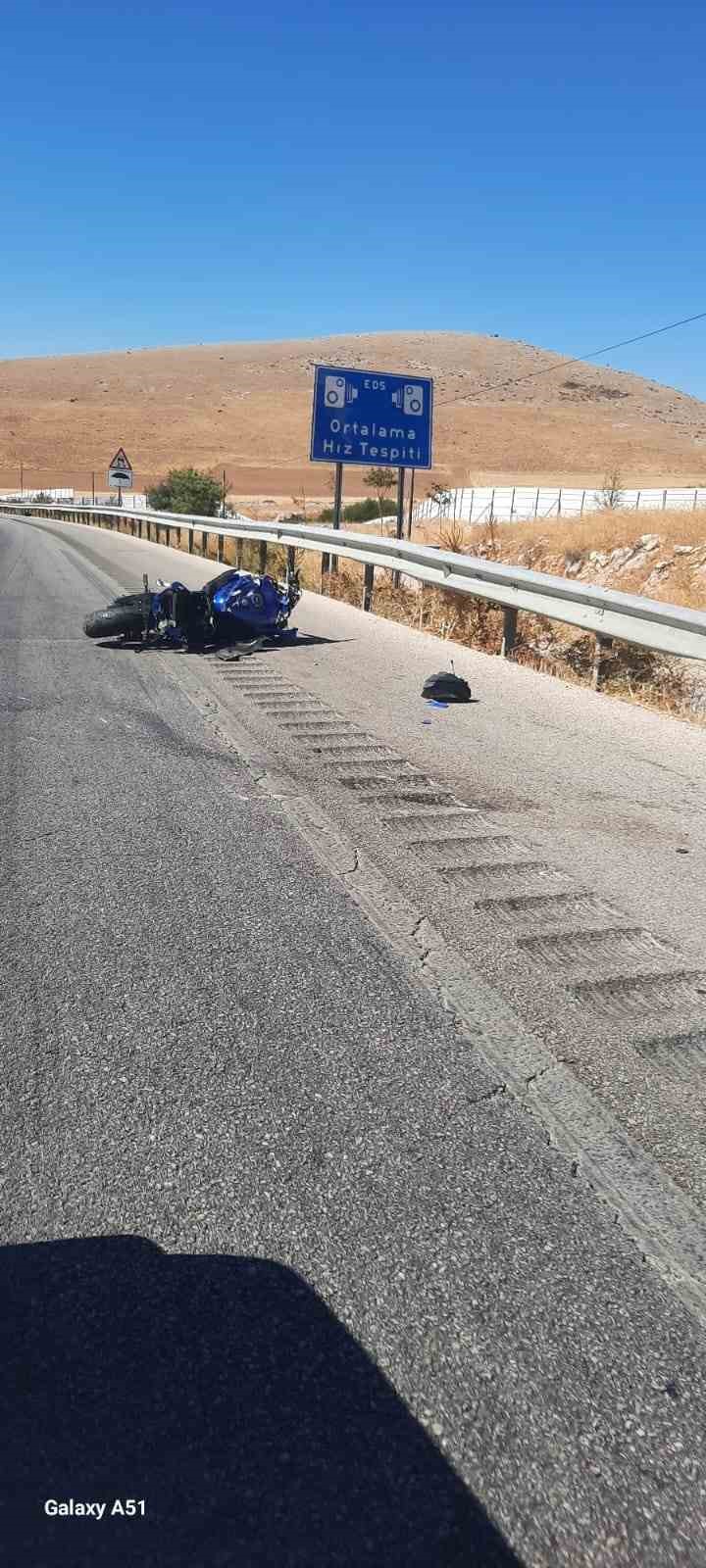 Bariyerlere çarpan motosiklet sürücüsü ağır yaralandı
