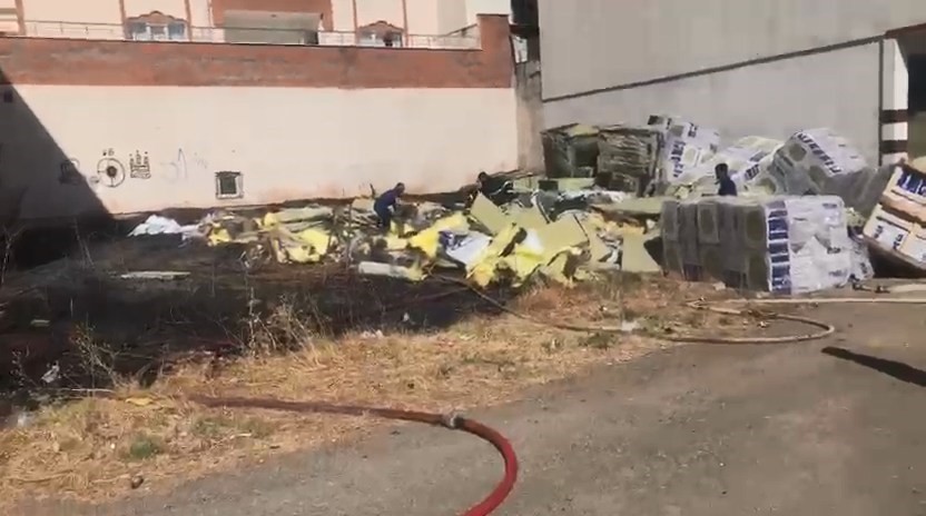 Elazığ’da yalıtım malzemelerinin olduğu depoda yangın
