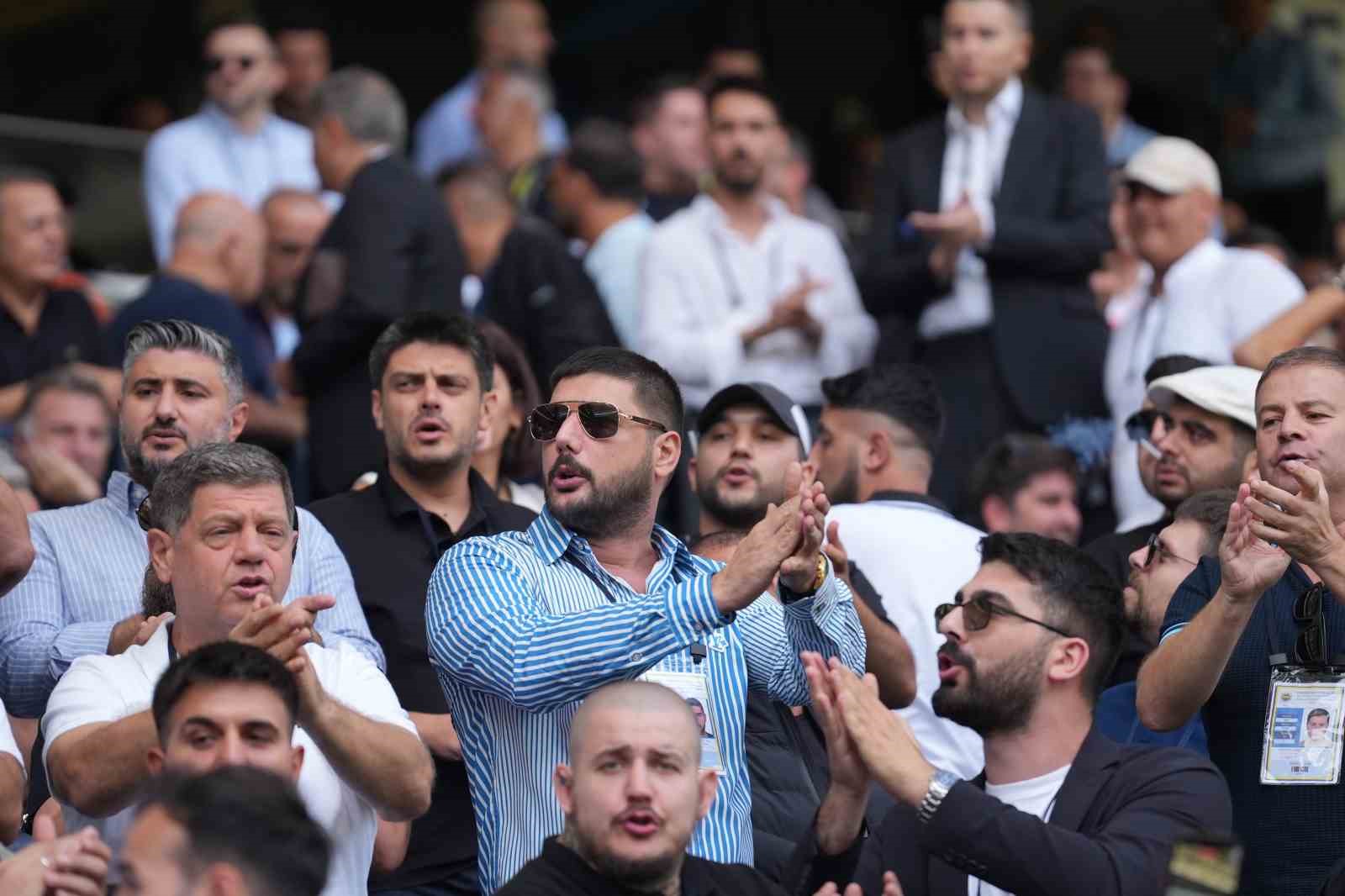 Ali Koç saha kenarından geçerken Sadettin Saran lehine tezahüratlar yapıldı
