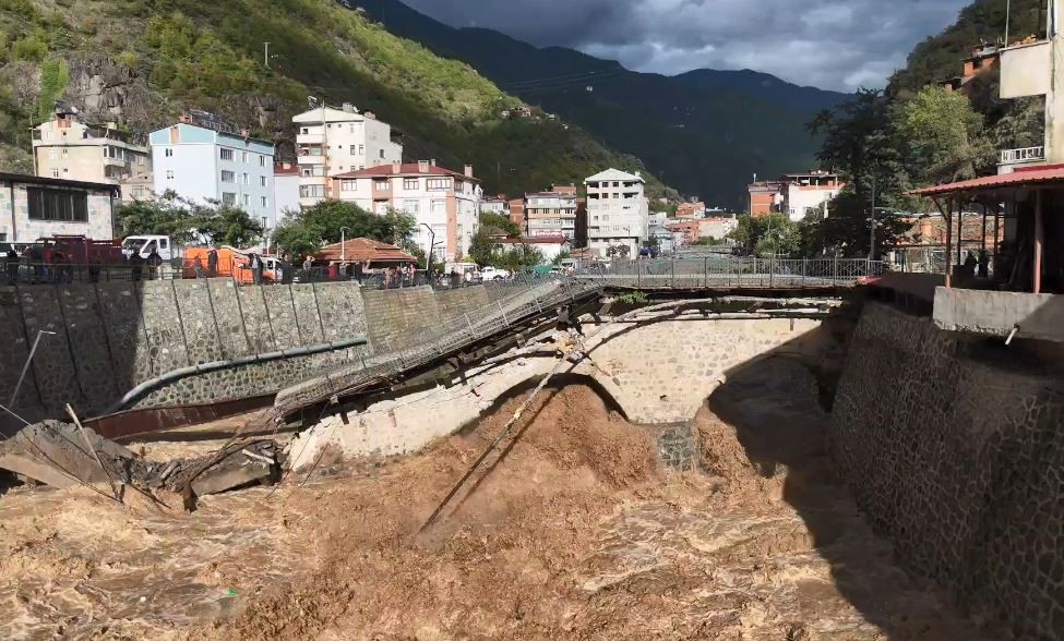Sel suları Borçka’daki asırlık tarihi köprüyü yıktı
