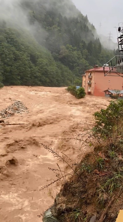 Rize’nin İkizdere ilçesinde şiddetli yağış