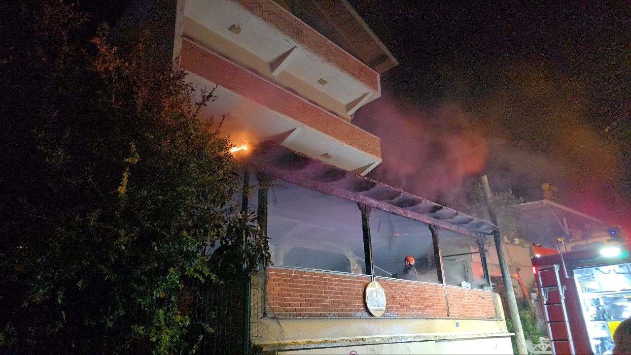 Mudanya’da üç katlı binada yangın çıktı