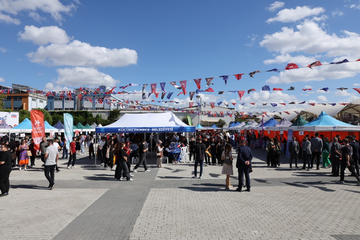 K&uuml;&ccedil;&uuml;k&ccedil;ekmece Belediyesi İstihdam Fuarı&rsquo;nın ikincisini d&uuml;zenledi
