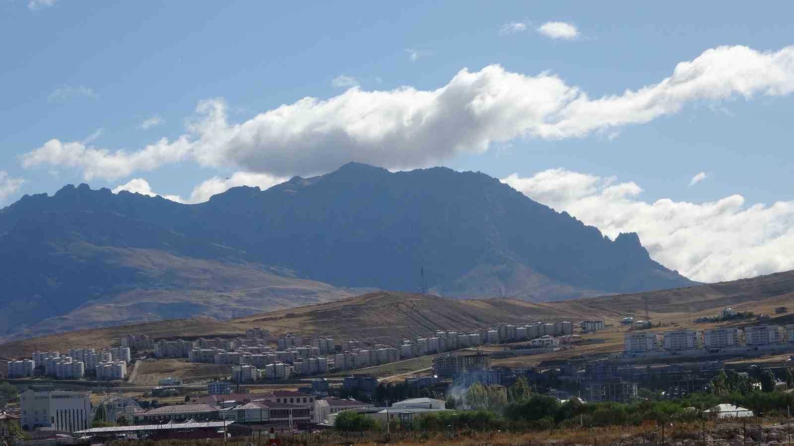 Van’ı çevreleyen dağlarda bulut şöleni