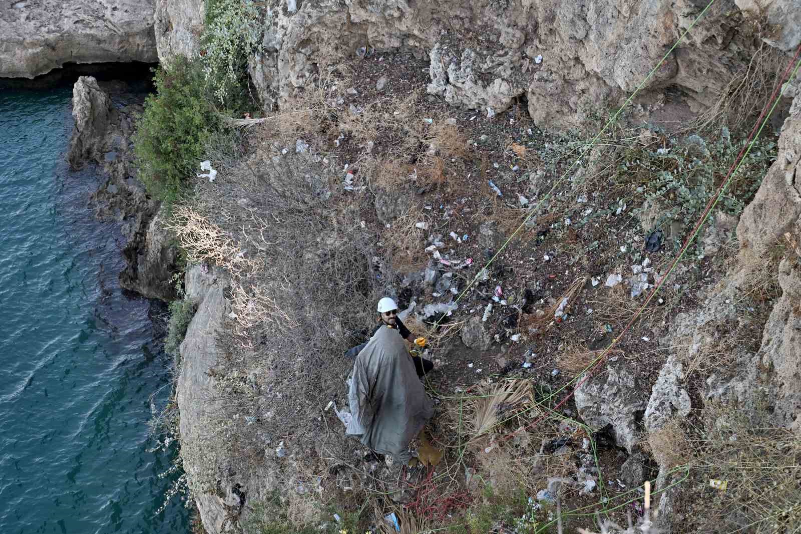 Antalya’da 40 metrelik falezlerde temizlik operasyonu