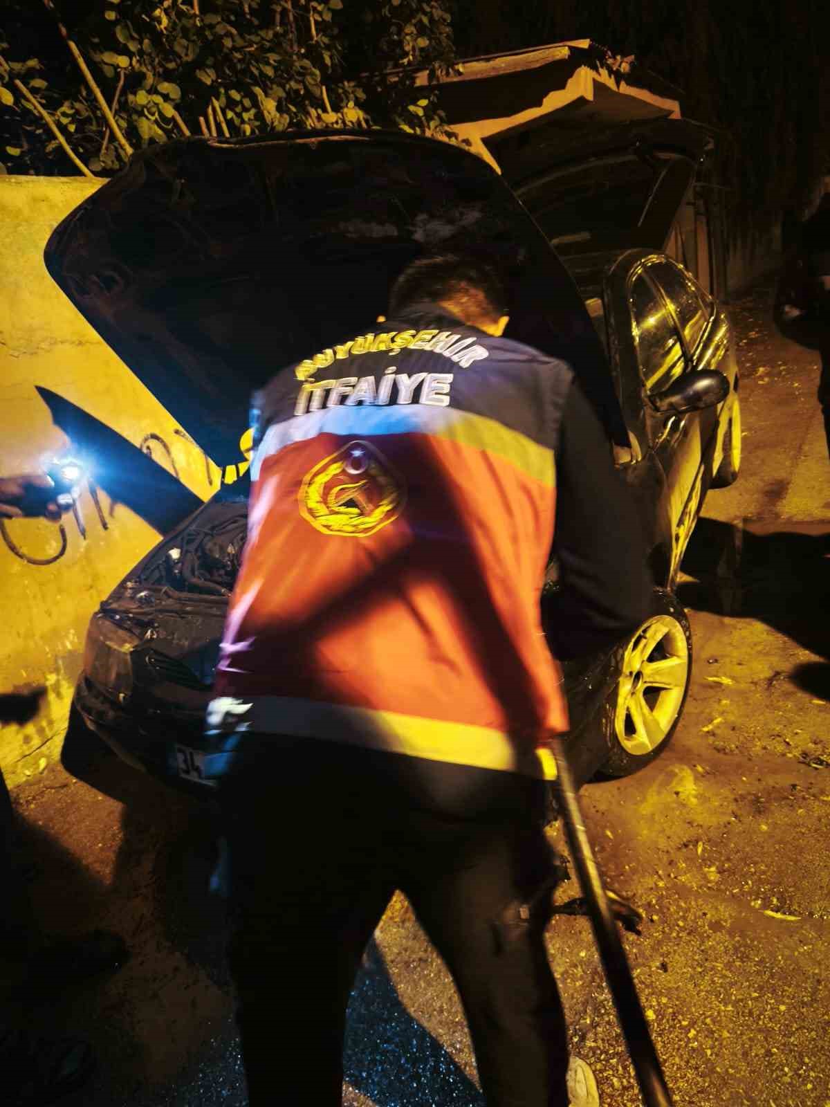 Van&rsquo;da park halindeki otomobil yandı
